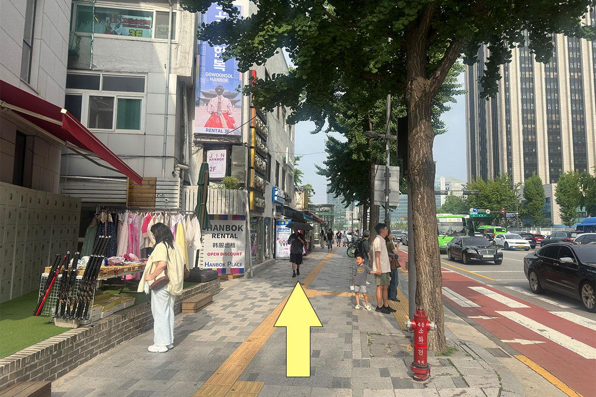 從景福宮站4號出口方向步行，沿途有韓服租賃店和其他觀光設施。