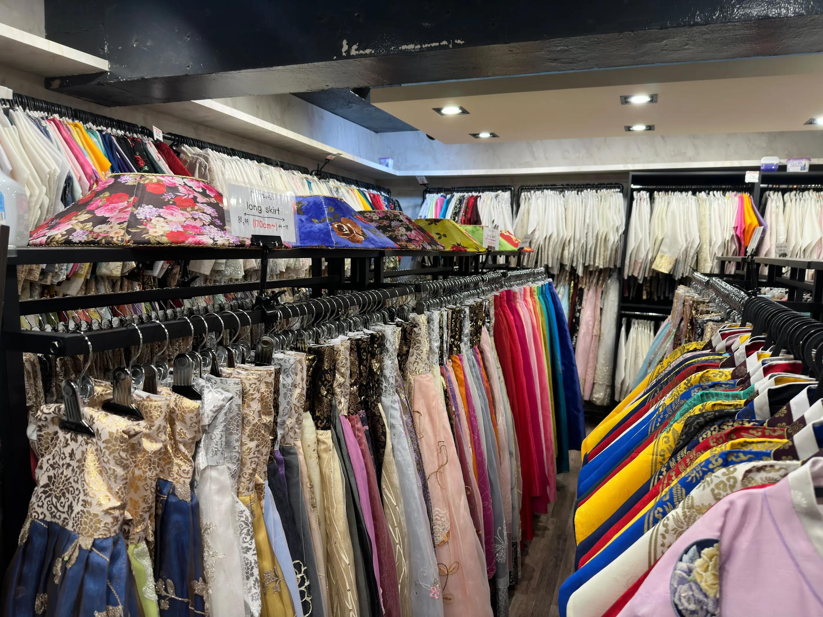 OneDay韓服店内の色鮮やかな韓服のディスプレイ