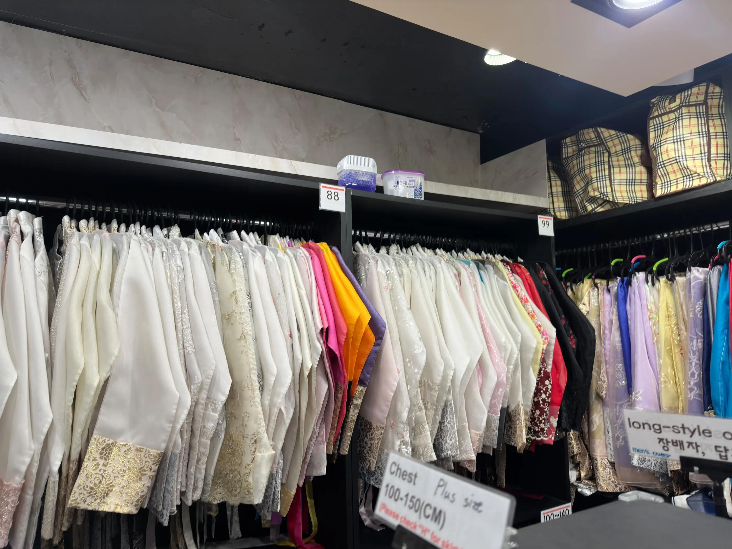 試着室内の大きな鏡と韓服が並ぶ様子