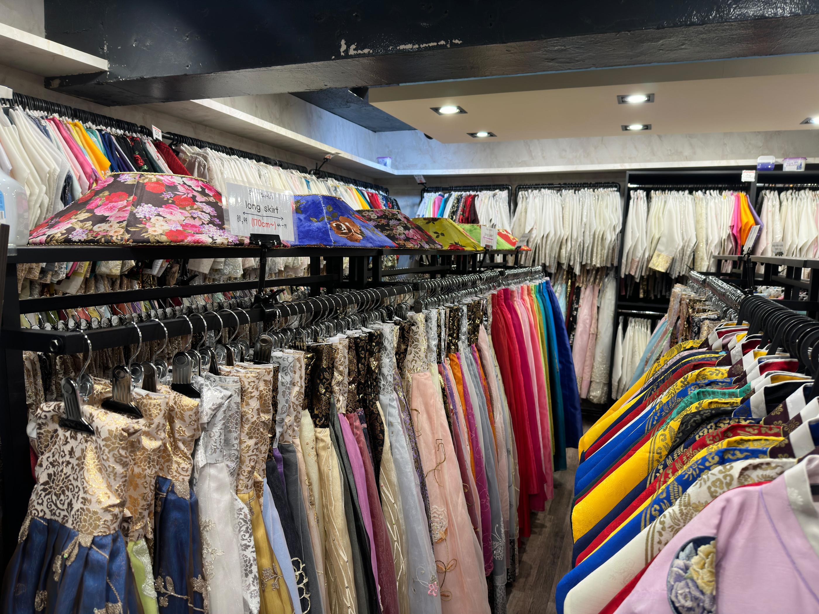 玩天韓服店內，陳列各式韓服，從傳統到現代的韓服，按尺寸整齊排列；無論是男士、女士還是兒童皆能找到適合的尺寸。