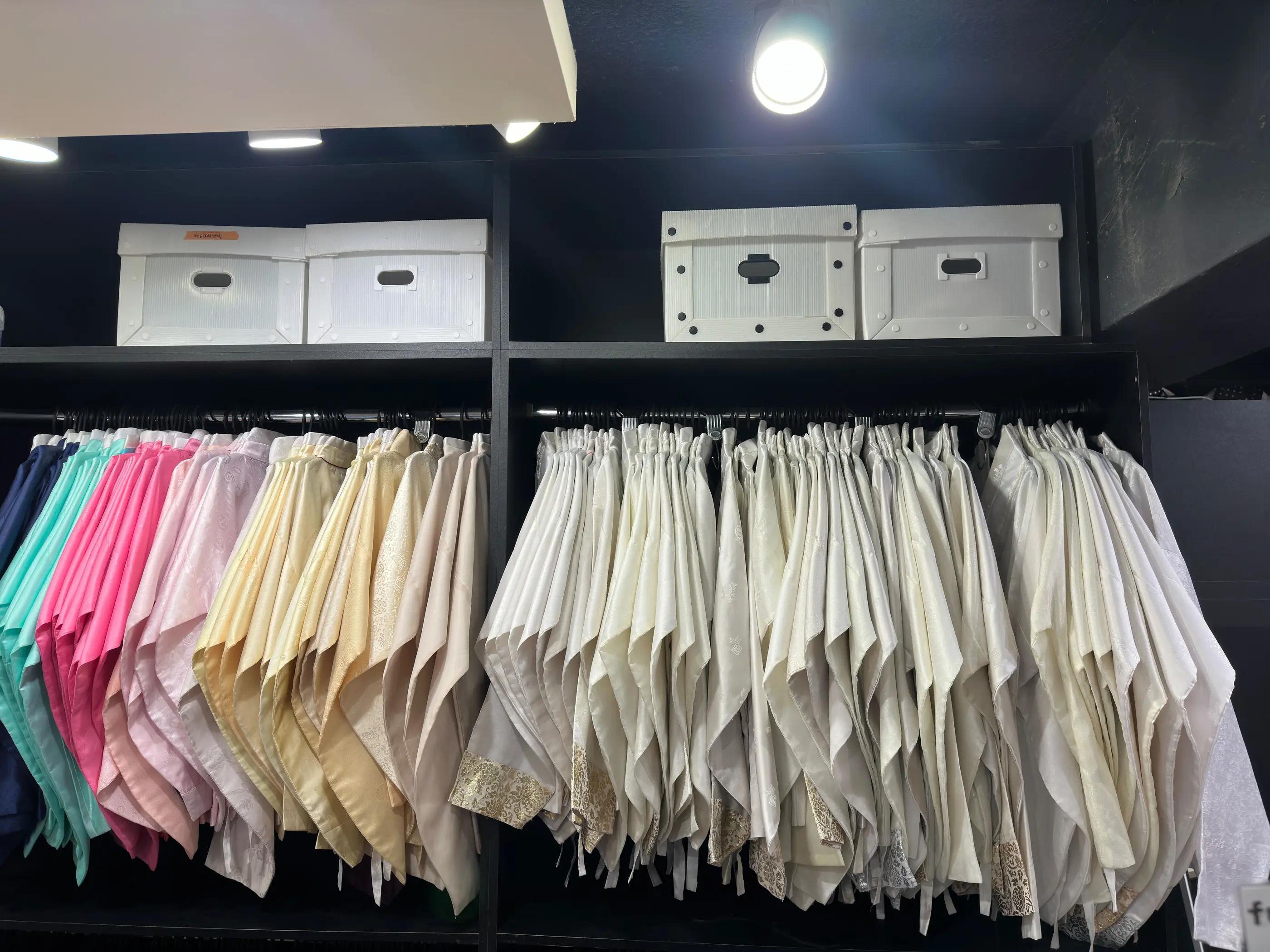 カラフルな韓服がディスプレイされたOneDay韓服店の内部