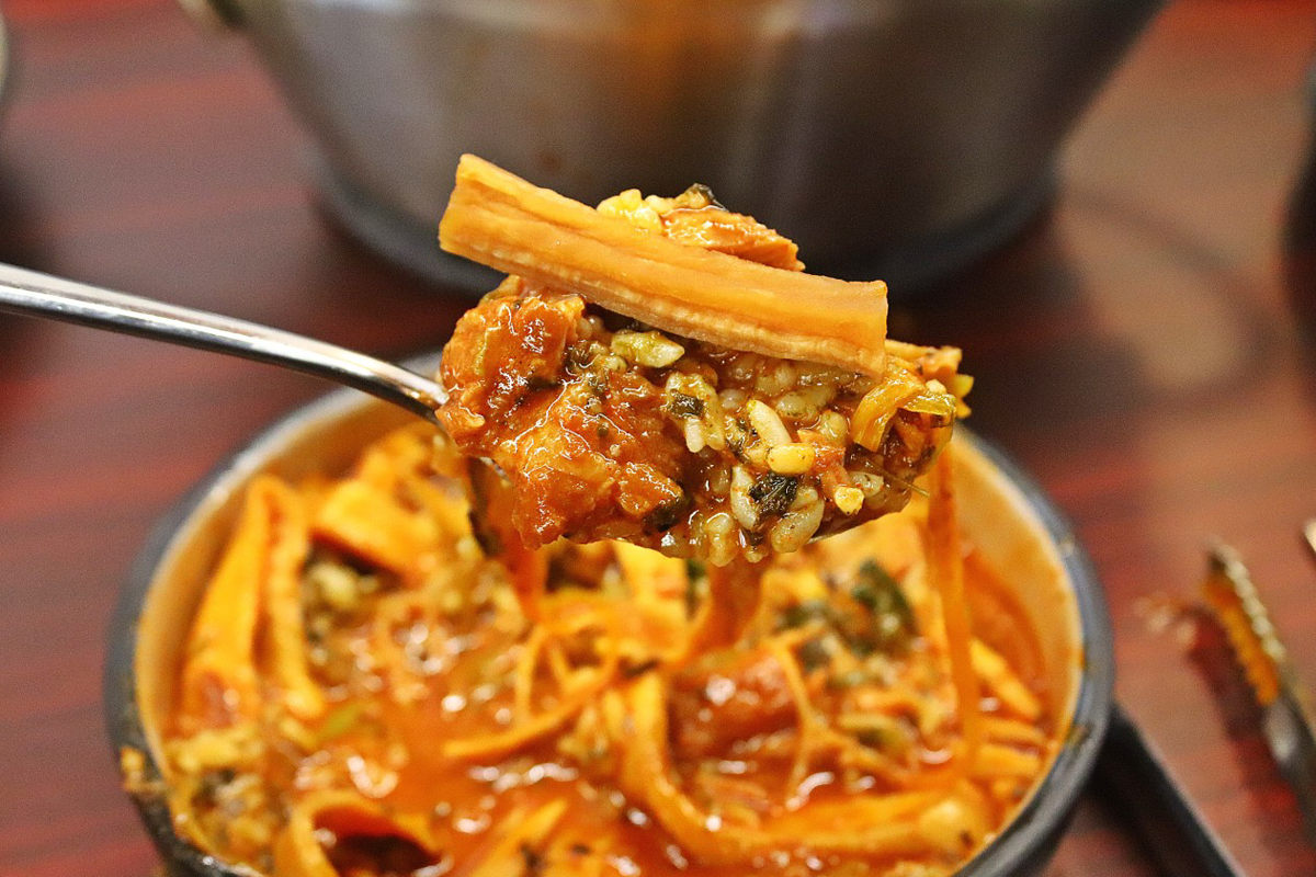 청춘등판的炖排骨与米饭的完美搭配，展现出的丰富香味。