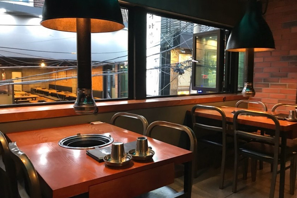 고기굽는놈店内一层楼的座位，适合团体聚餐的环境。