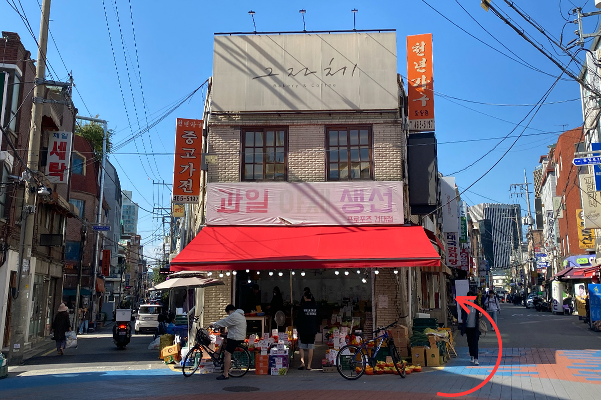 그자체咖啡厅的入口，展示如何找到通往二楼的狭长楼梯。