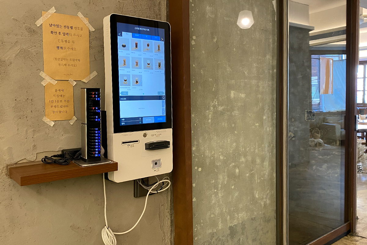 그자체咖啡厅窗边的座位，光线良好，为顾客提供舒适的休闲环境。