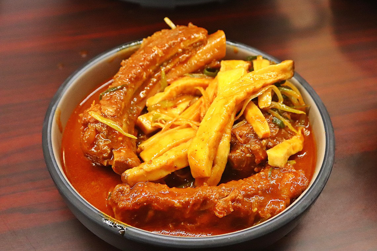 청춘등판店中呈现的炖排骨，看起来非常美味。