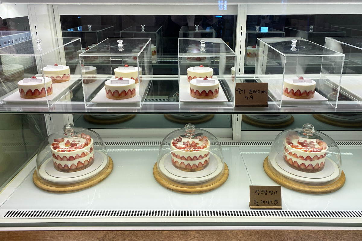 그자체咖啡厅内部布置温馨，阳光透过窗户洒在复古风的木质桌椅上。