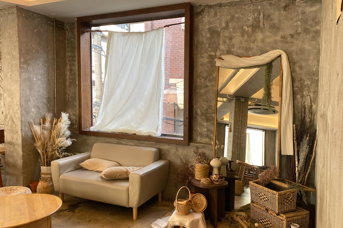 그자체咖啡厅的奶油蛋糕和奶茶组合，配在窗边的木托盘上。