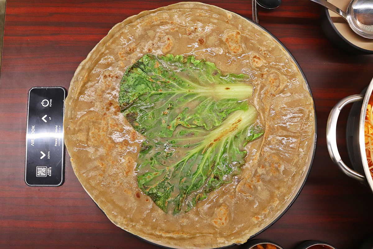 청춘등판提供的荞麦煎饼，用于搭配炖排骨的美食。