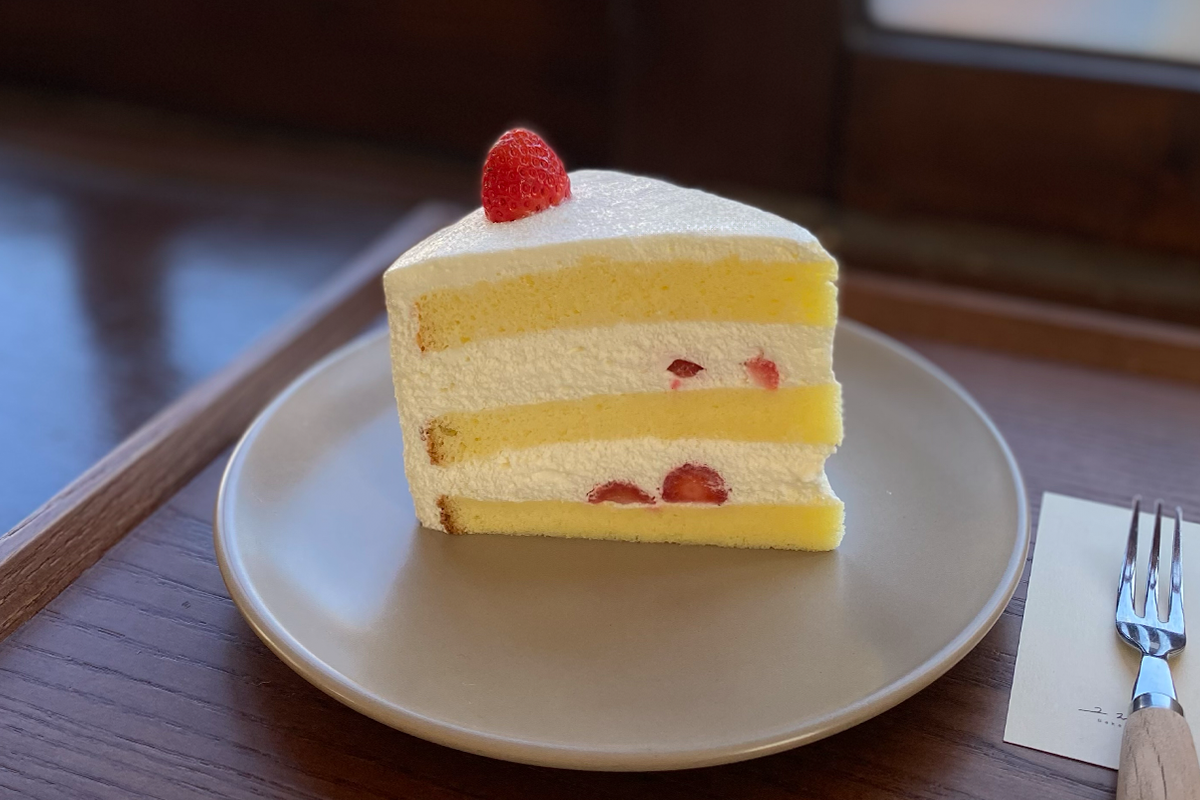 투또톤토咖啡厅内部的展示墙和桌椅，营造出舒适用餐氛围。