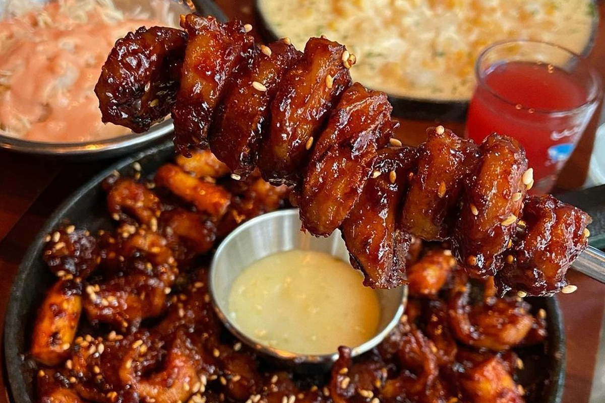 발빠닭店中的酱料鸡爪和小肠组合，呈现浓郁的酱香。