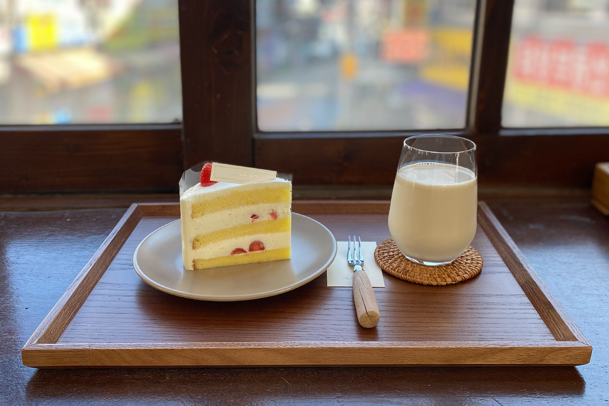 투또톤토咖啡厅外观，阳光照射下的清新门店设计。