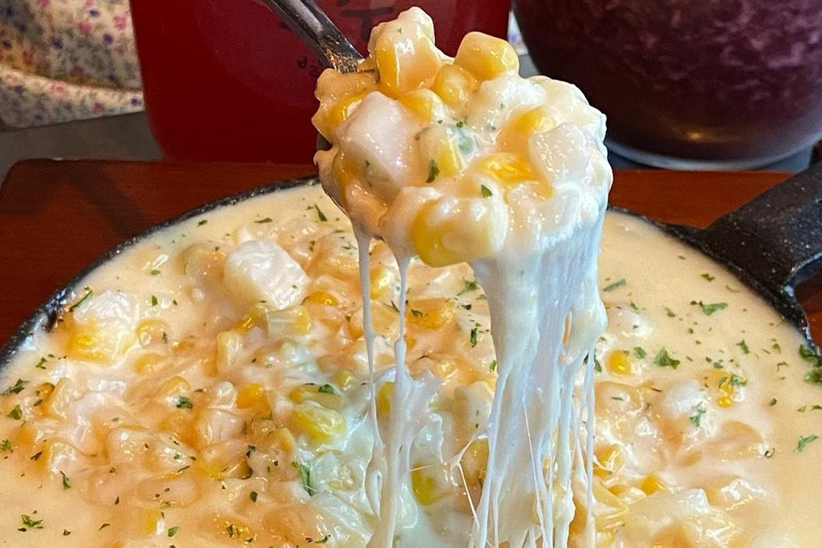 발빠닭店中韩国人喜爱的奶酪瀑布玉米，展示出拉丝效果。