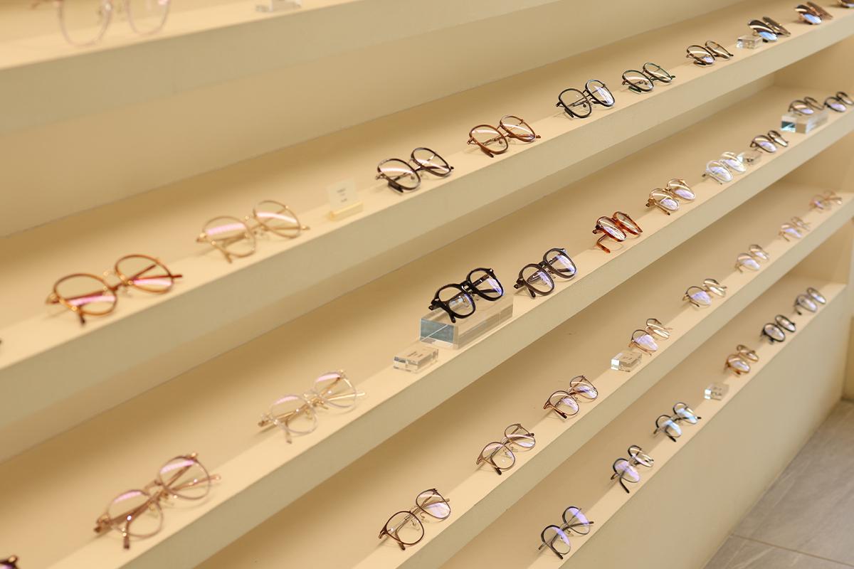 VIEWMAP store display featuring a diverse selection of eyeglasses.
