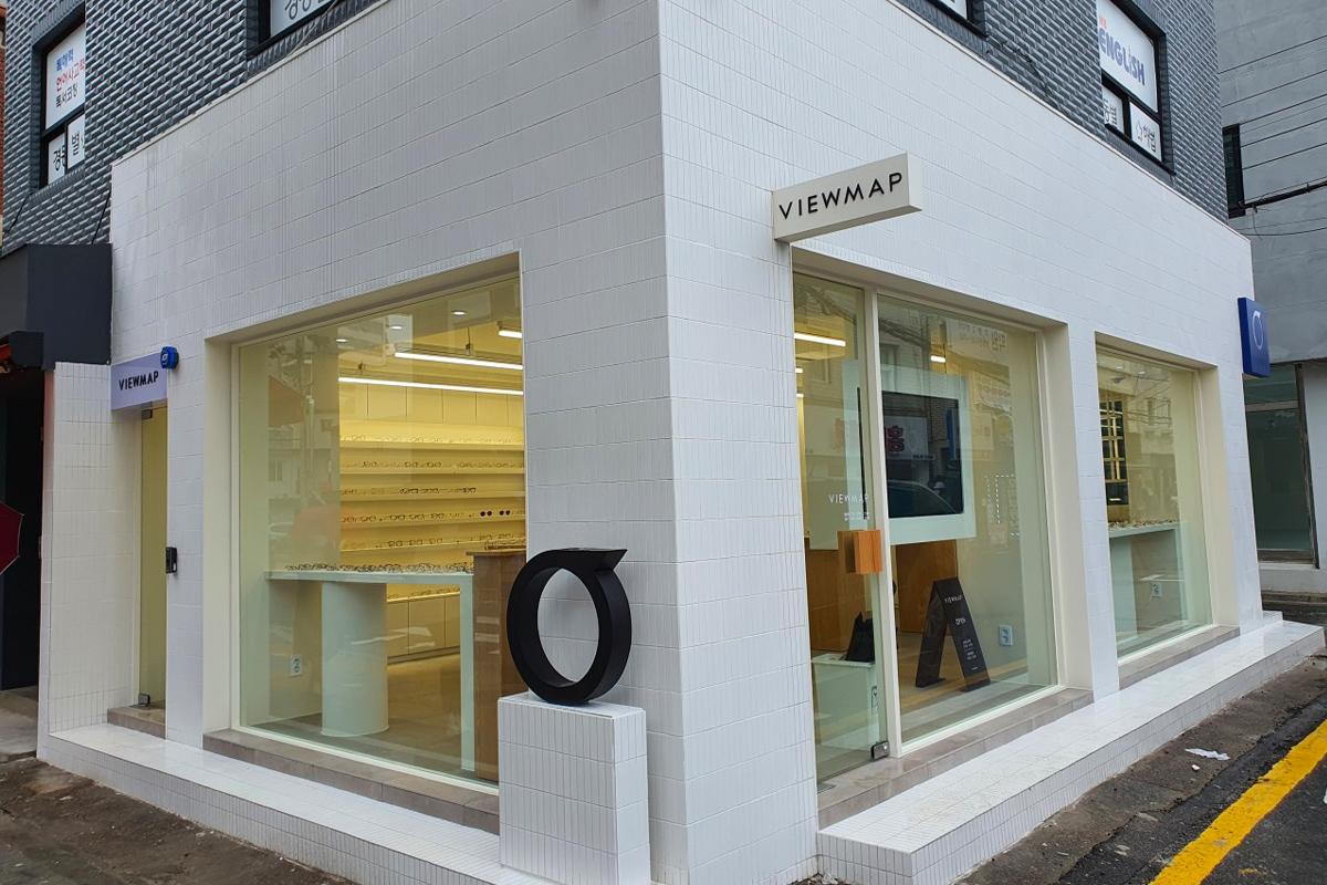 VIEWMAP Seongsu branch entrance displaying its sleek and contemporary design.