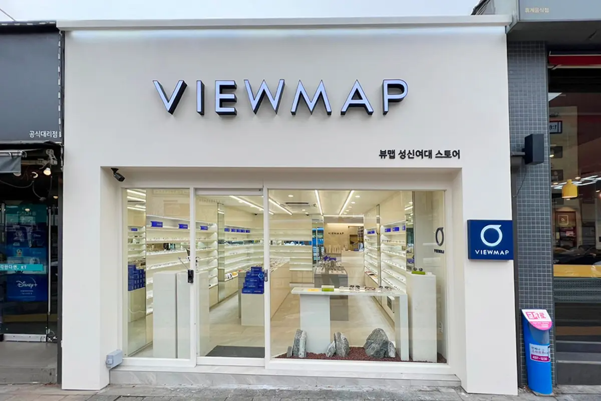 VIEWMAP誠信女大店正門，設計簡約大方，方便顧客進入購物，店面標誌醒目顯示在門口上方。