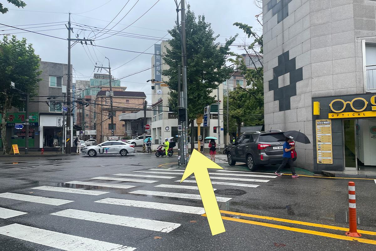 Street crossing in the direction of VIEWMAP Yeonnam branch.