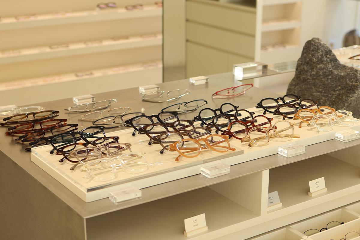 VIEWMAP's stylish shelf display with a range of eyeglass frame designs.