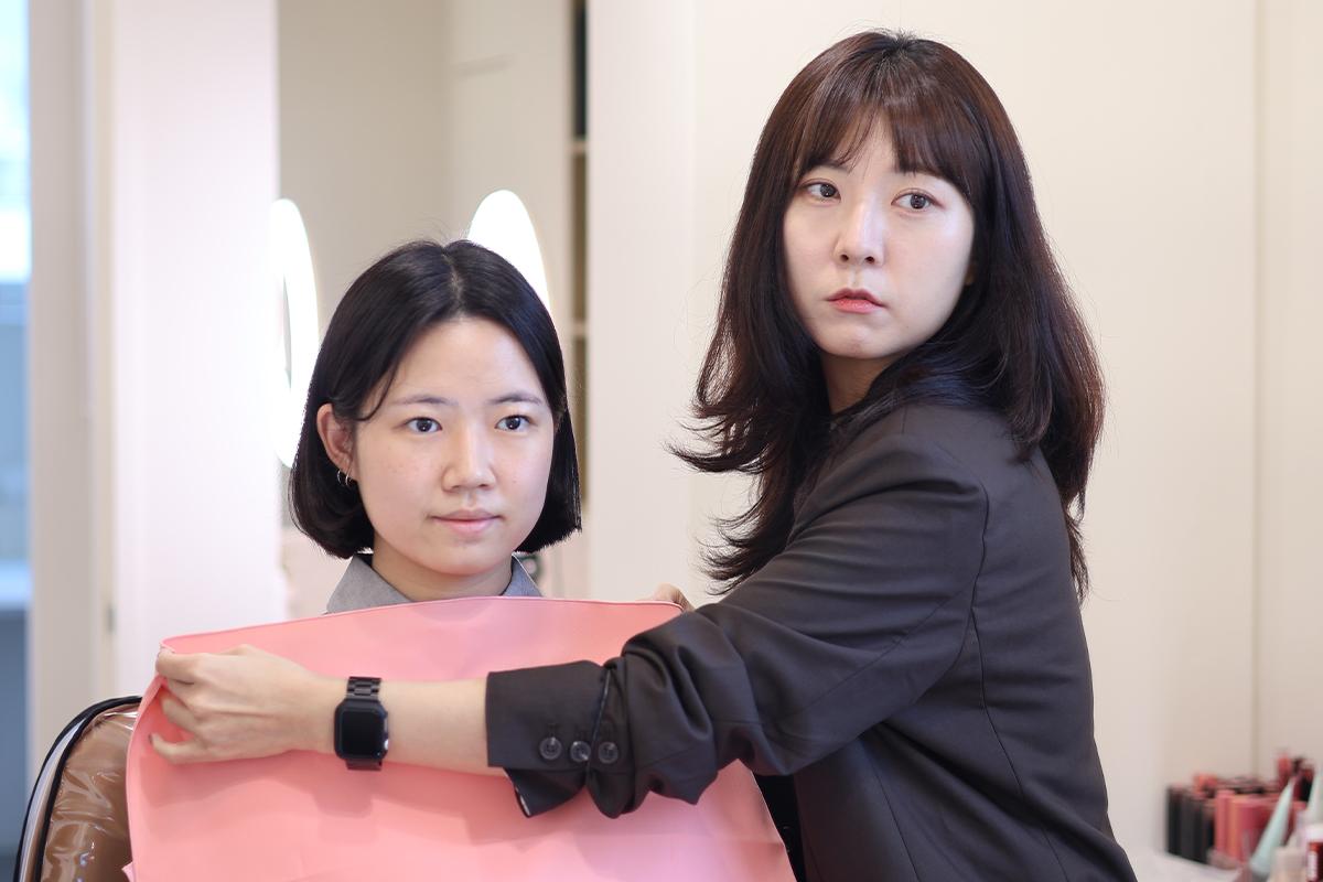 多種化妝品排列整齊,包括唇膏等色彩豐富的美容用品。