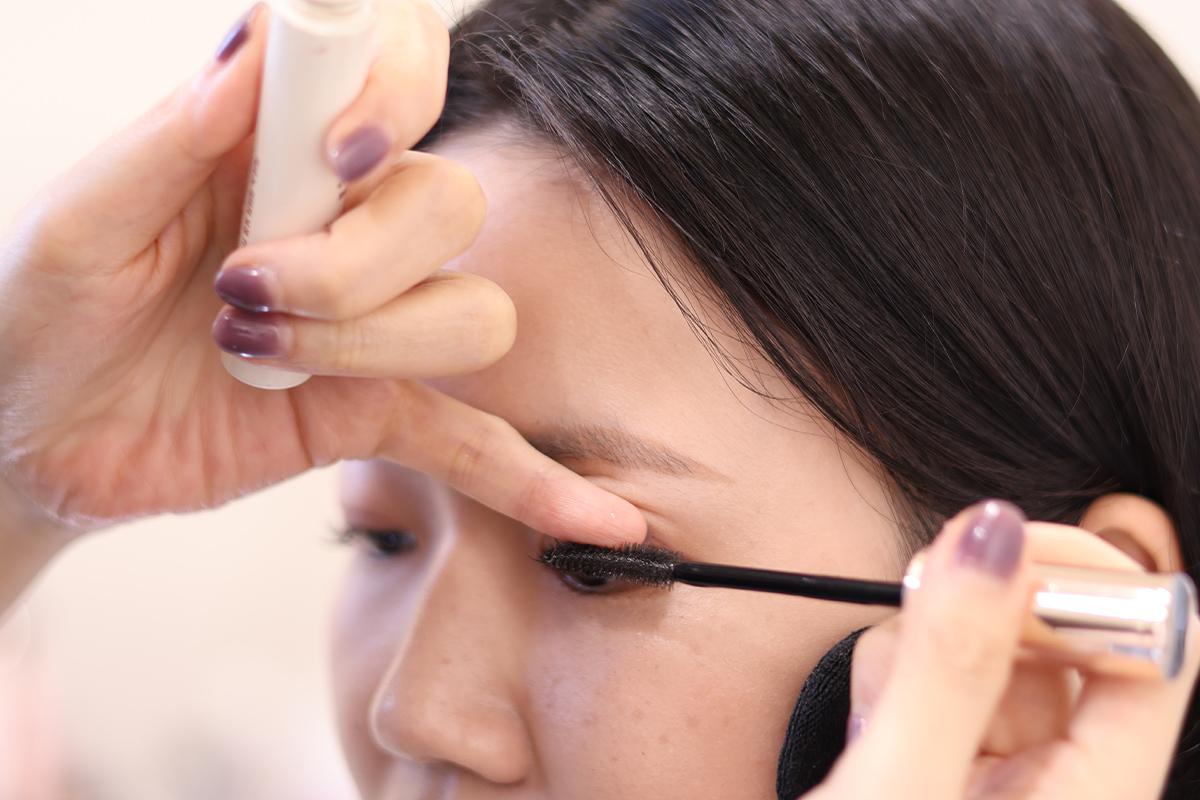 化妝師正在細緻地進行眉毛化妝,展示了紮實的化妝技巧。