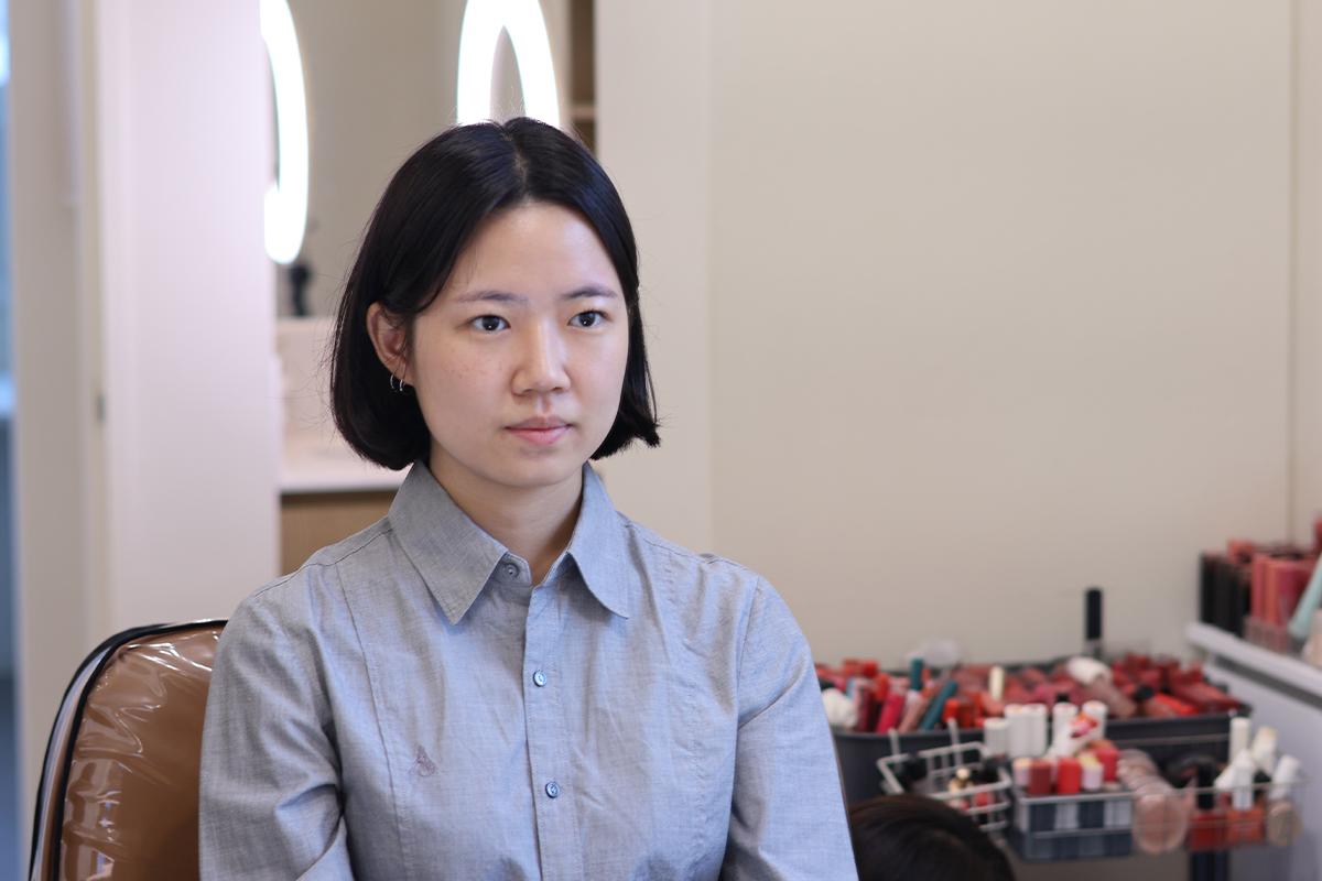 化妝過程中,展示了各種唇彩產品,化妝師正在為客人提供彩妝服務。