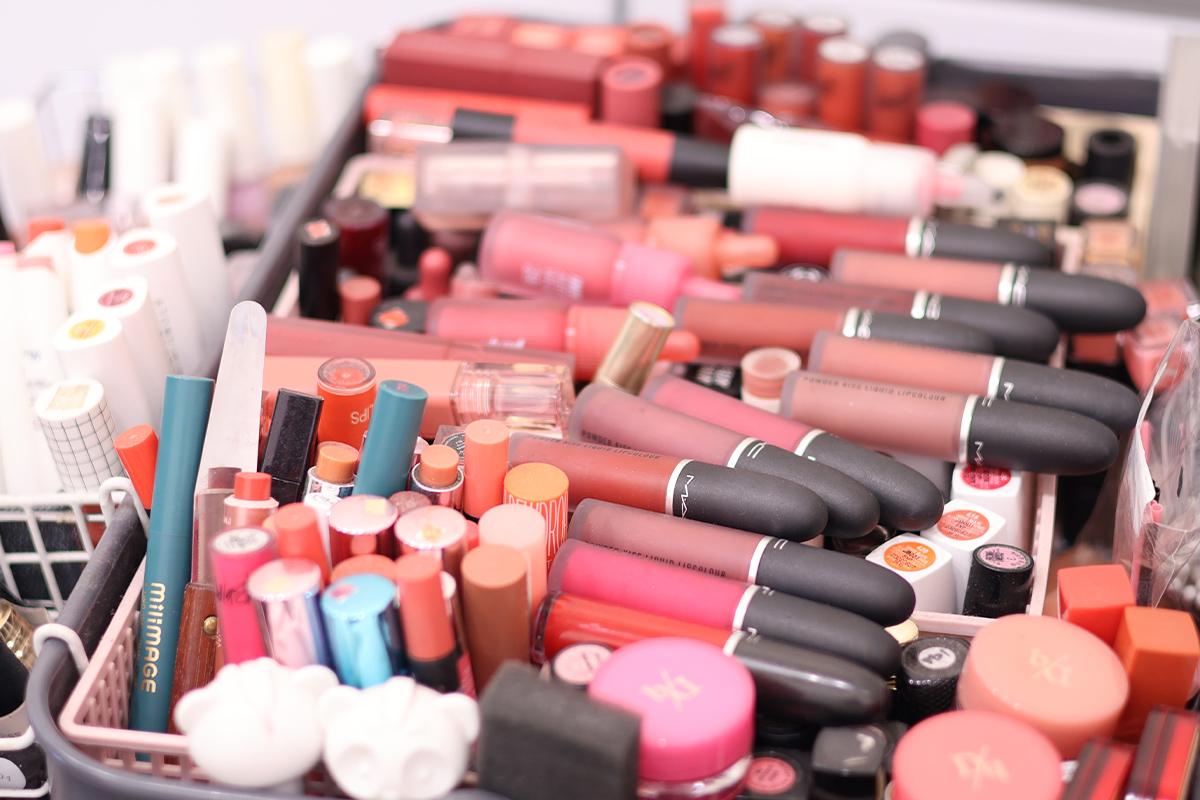 客人在美容院內接受服務,化妝師專注於化妝過程,提供精緻的化妝技術。