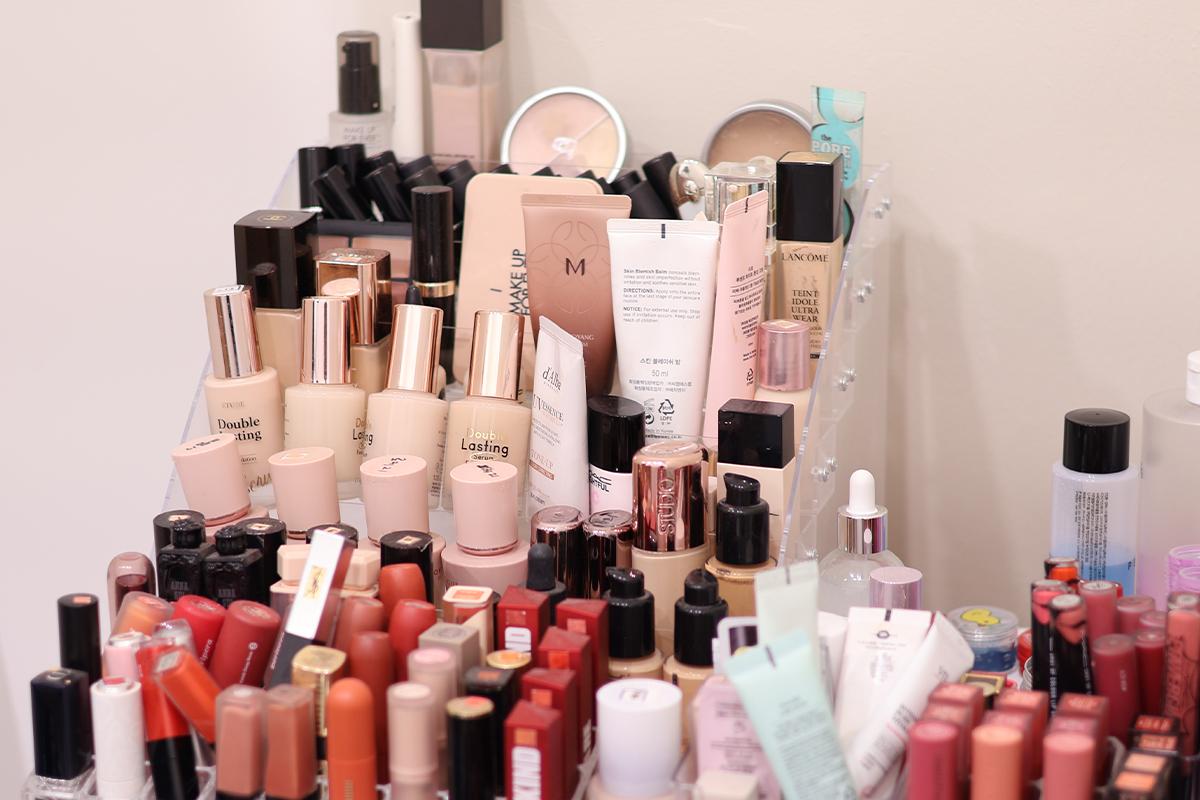 化妝品展示,瓶裝及管裝化妝品排列整齊,提供各種品牌的選擇,專業美容產品。