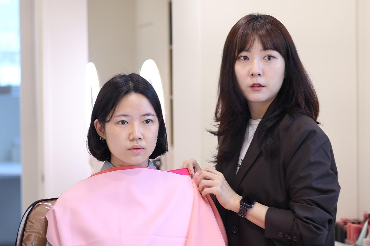 化妝技術展示,化妝師細心地為客人化妝,注重細節的專業化妝服務。