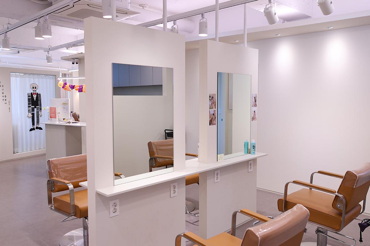 首爾弘大美容院『and Allis』美妝區,設有兩張化妝椅及鏡子,提供客人舒適的美妝環境。