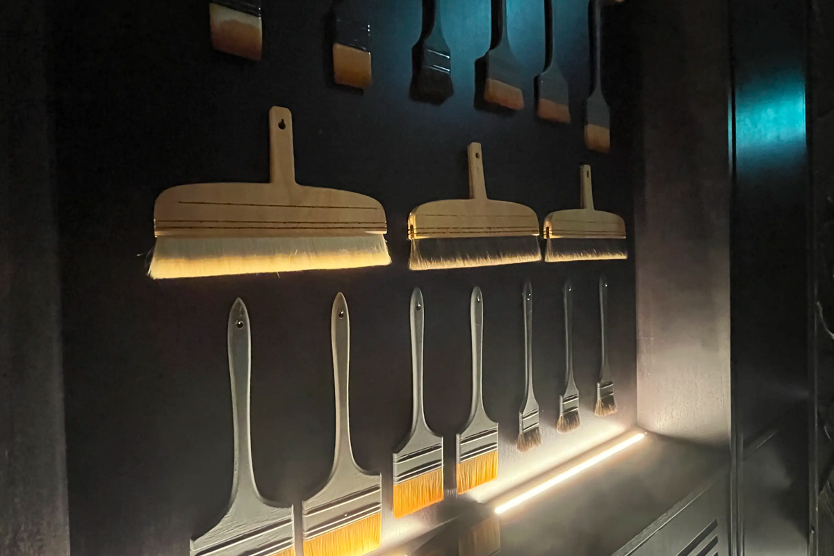 店内墙壁上排列整齐的刷子，彰显店铺特有的书法风格装饰。