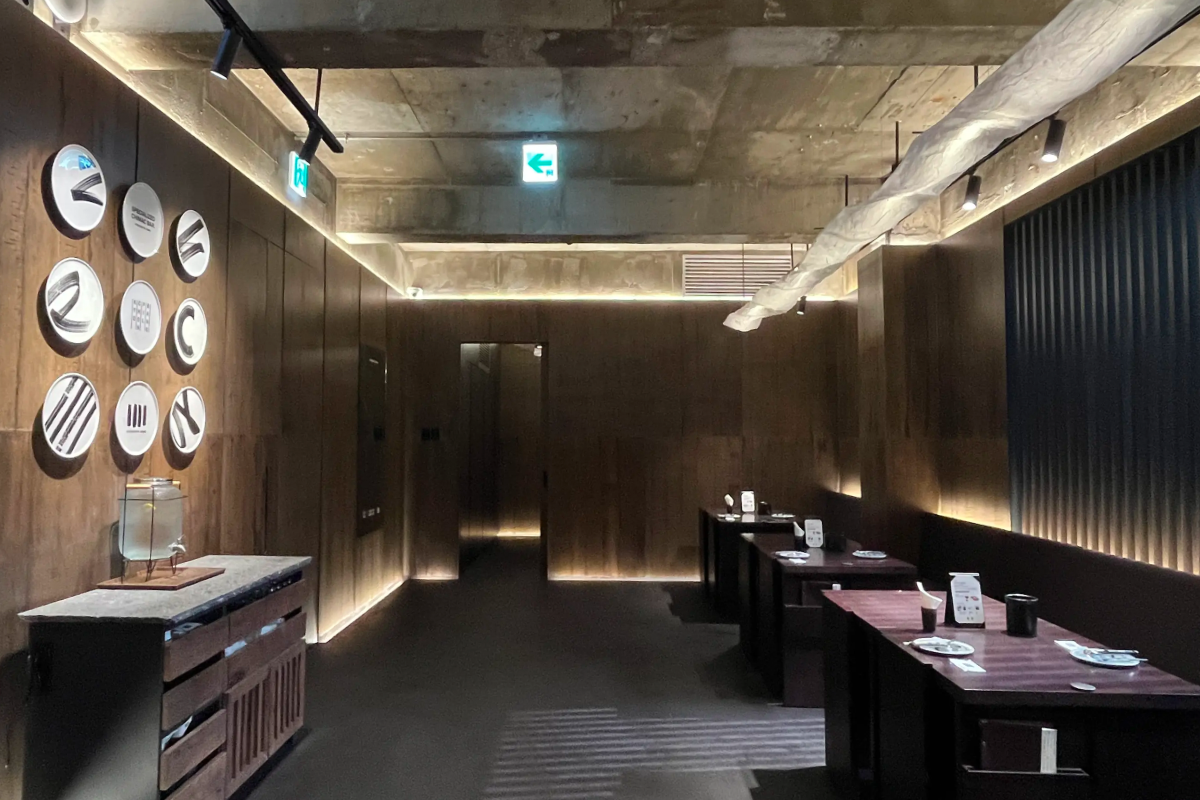 店内的墙壁展示一系列书画元素，以精美的装潢展示出色的艺术品味。