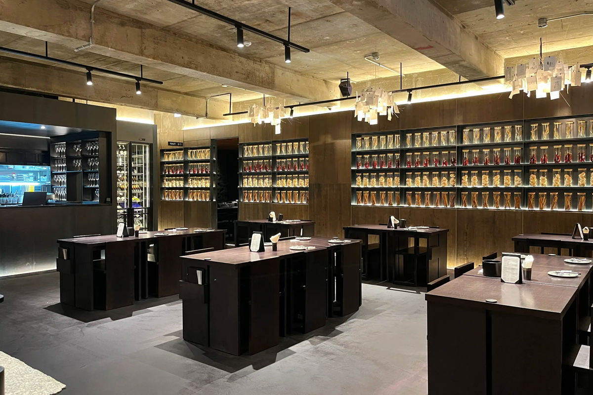 桥村笔房内部的餐厅设计，墙壁上排列著书法毛笔，营造出独特的艺术氛围。