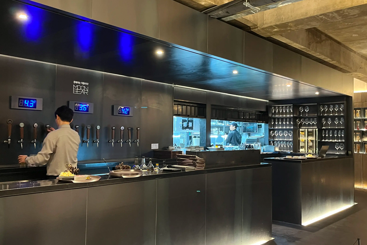 桥村笔房的酒吧区域，供应各种啤酒和红酒，为顾客营造出放松惬意的环境。