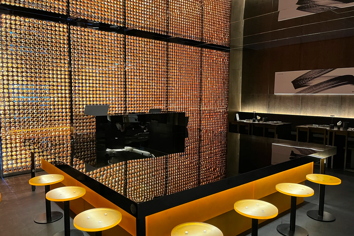 桥村笔房钢琴演奏区，现场播放的音乐为用餐增添优雅气氛。