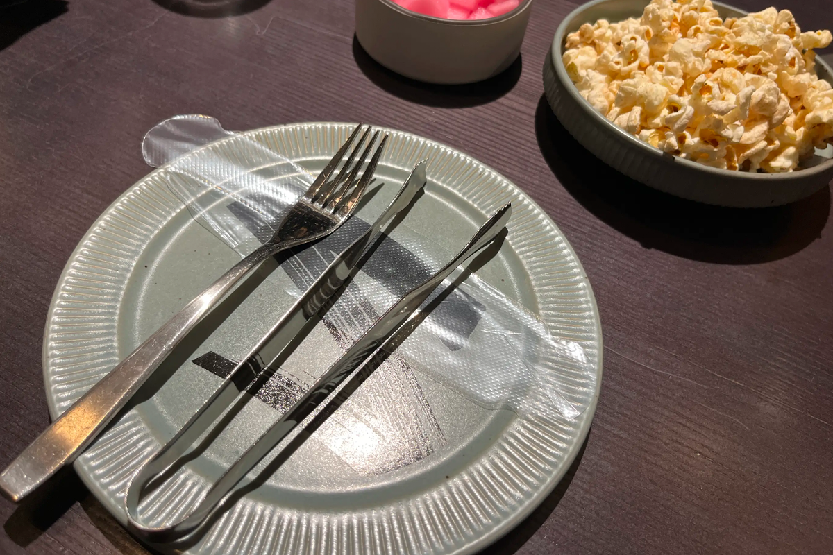 桥村笔房提供的小叉和炸鸡专用指套，提升了用餐的便利性和优雅感。