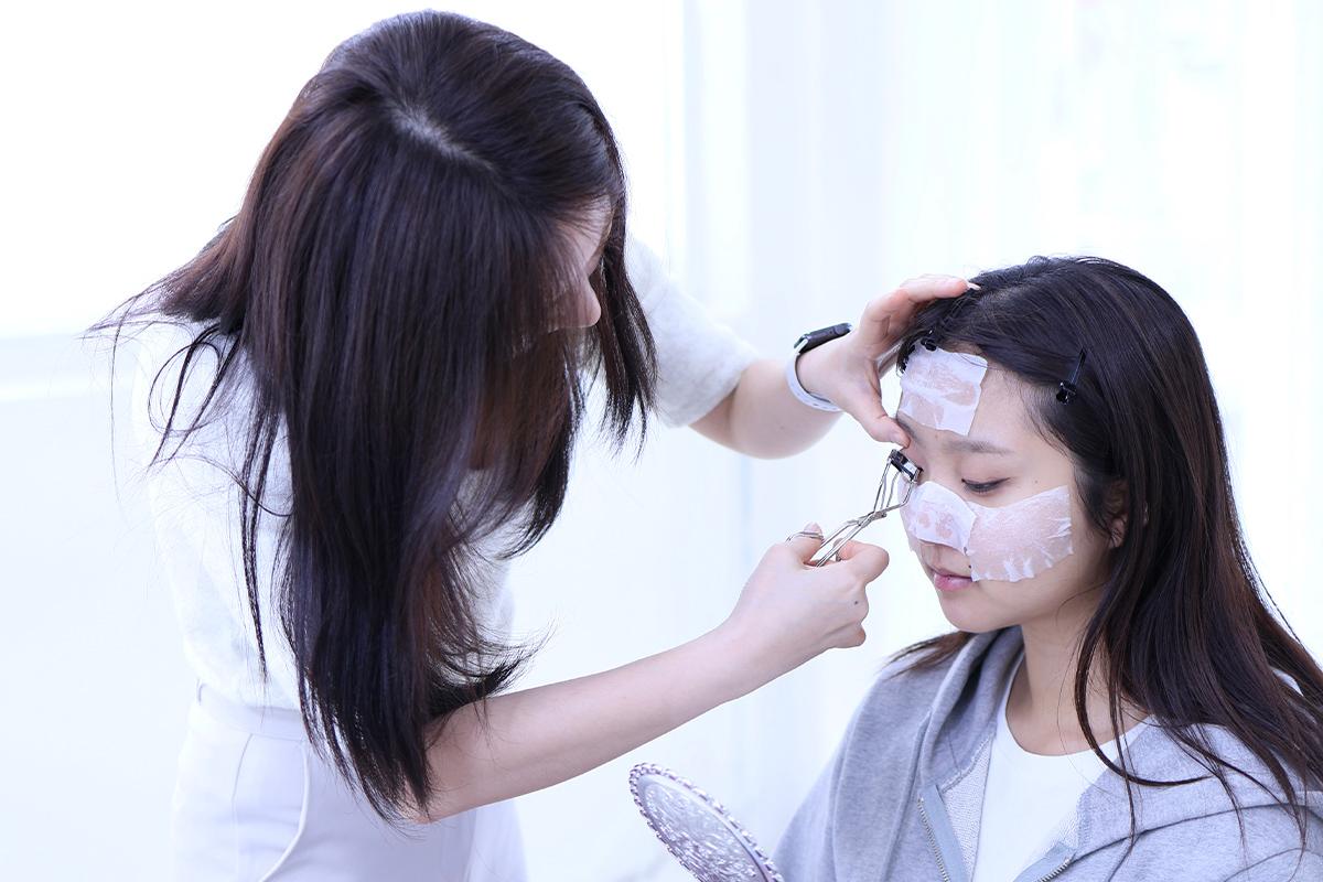 Roa Makeup consultant demonstrating makeup techniques using professional tools.