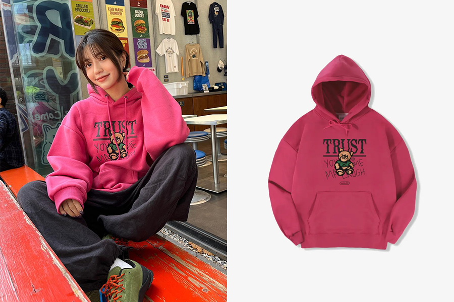 Ambler Trust Bear刷毛帽T展示,桃红色设计,年轻活力风格,适合冬季冷色调。