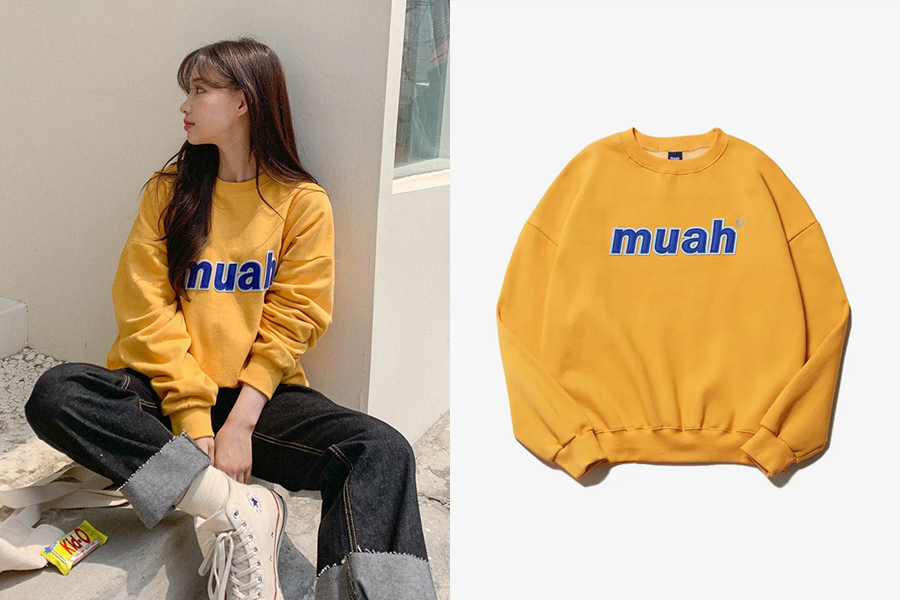Muahmuah经典Combi Point大学T展示,鲜黄色长袖上衣,展现休闲风格。