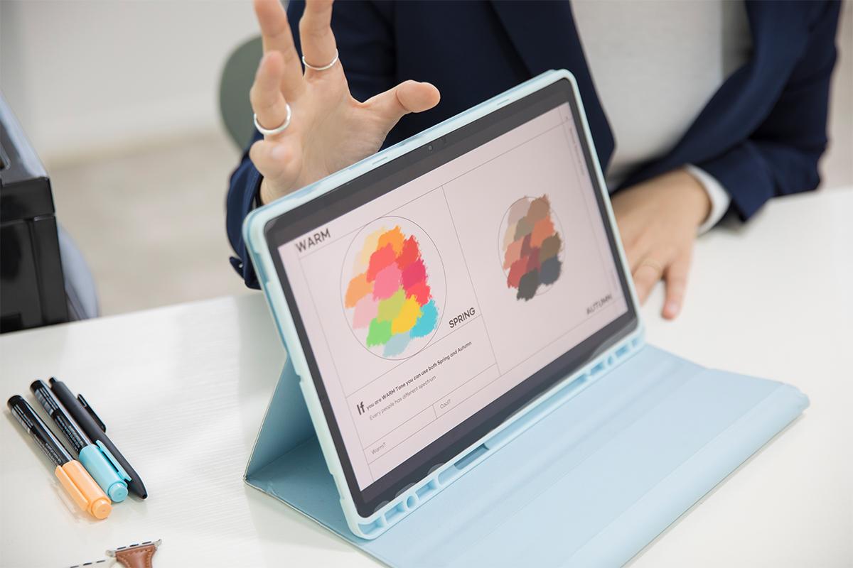 In-depth discussion and explanation of personal color theories at The Bom in Myeongdong, creating an enlightening experience about optimal color choices.