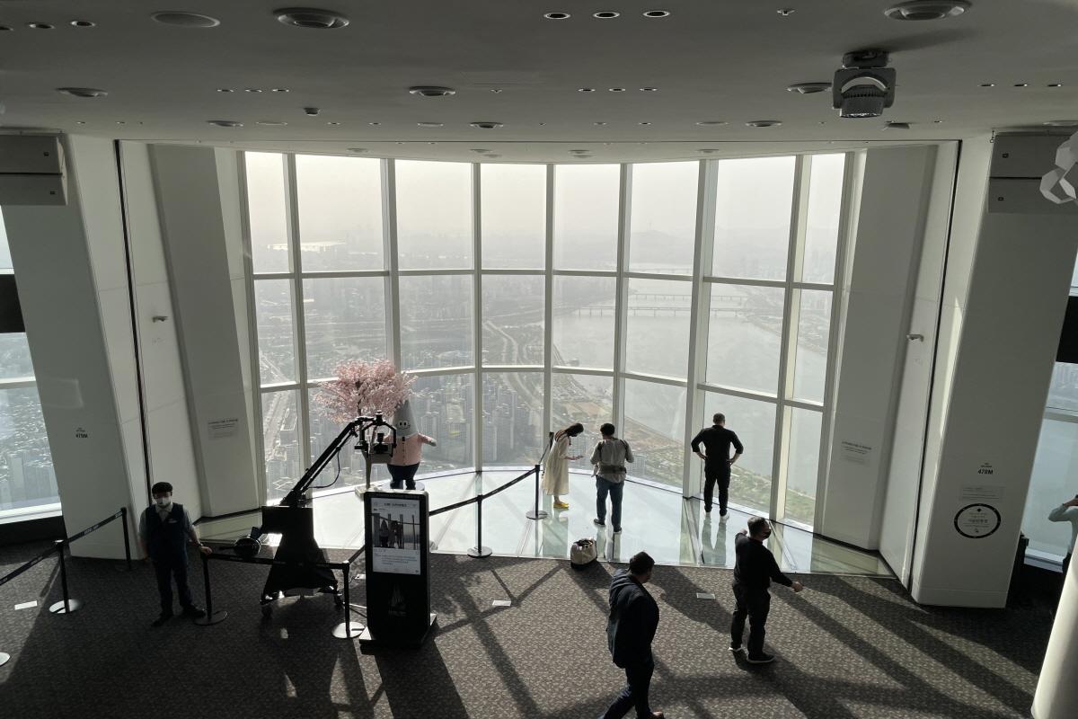 ロッテワールドタワー内のソウルスカイ展望台での訪問者、ガラスの床エリアに注目