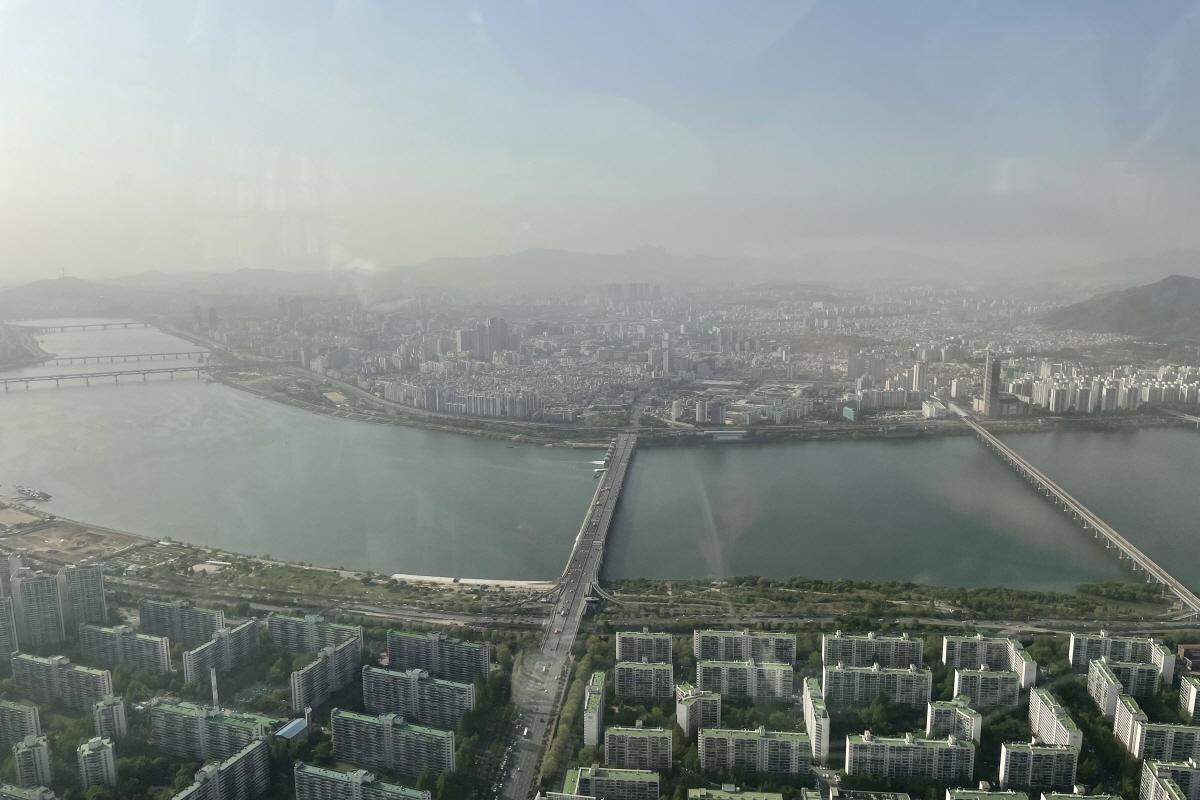 ソウルの景色と漢江を一望できるロッテワールドタワーの展望台からの眺め