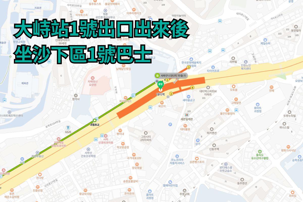 甘川文化村의 화려한 벽화들이 보이는 거리의 풍경