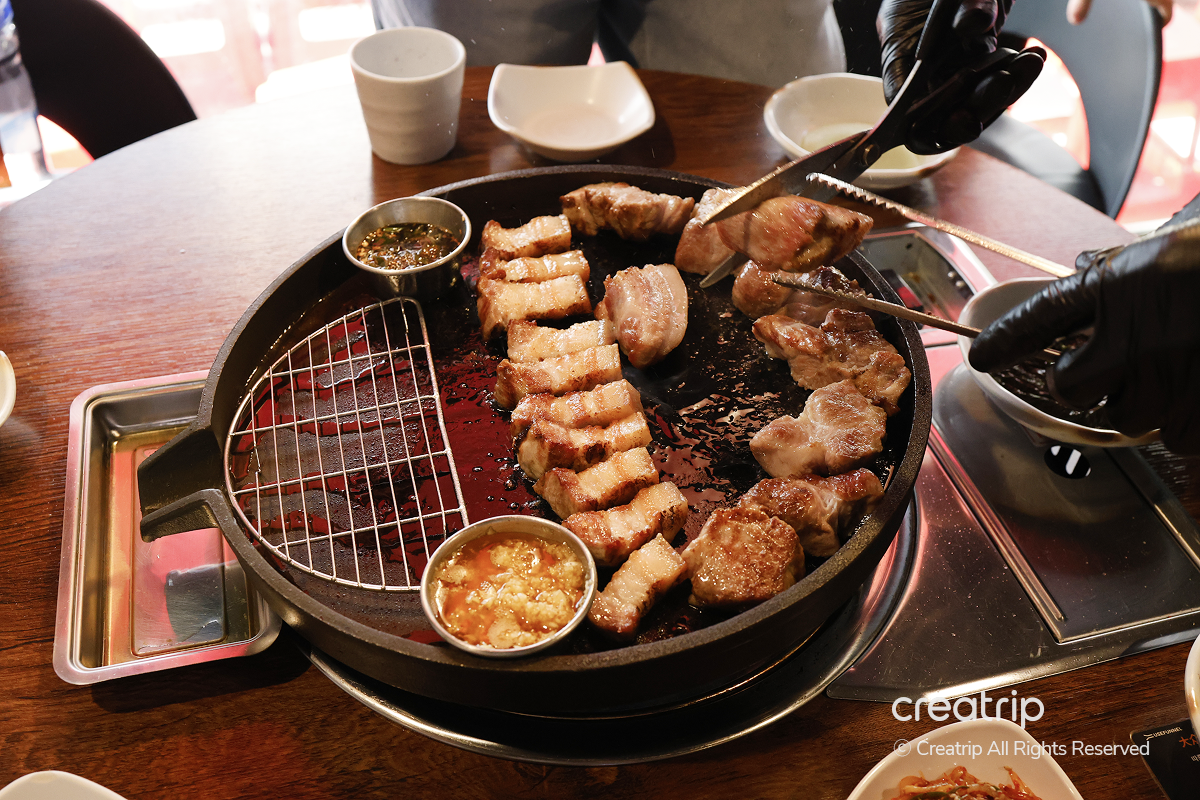 弘大 給豚的男人 訂位 排隊2026首爾弘大 給豚的男人 弘大烤肉推薦