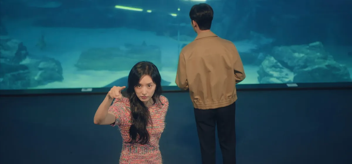 在韩国海洋世界水族馆展示区内，游客站在大鱼缸前欣赏海洋生物。请访问一山海洋世界了解更多。