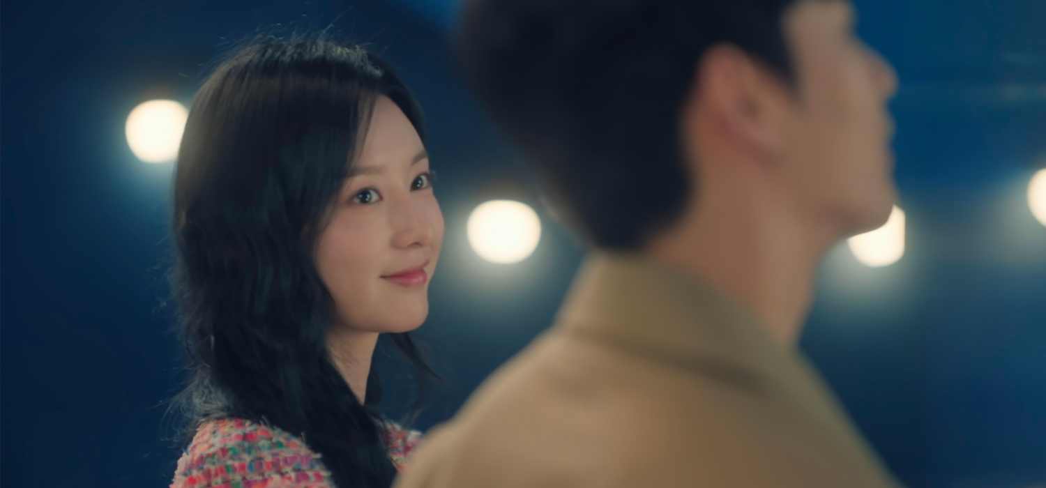 一对情侣在韩国海洋世界水族馆中欣赏大型鱼缸，背景中可以看到鱼群游动，营造浪漫的气氛。《泪之女王》韩剧真实场景。