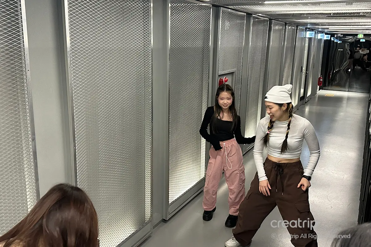 1MILLION舞蹈工作室的走廊，學生們準備進行攻關挑戰拍攝。