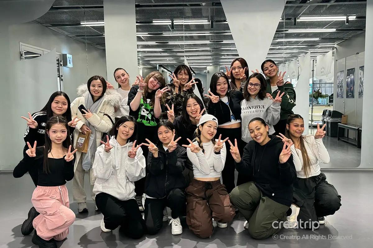 學生與1MILLION舞蹈老師一起合影，展現出良好互動和隊友之間的和諧。