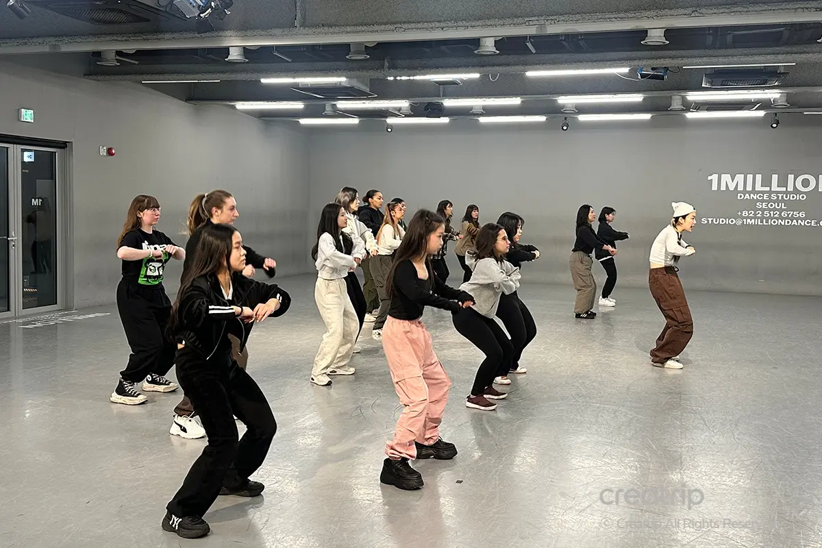 1MILLION舞蹈工作室的熱身準備階段，老師帶領學生逐步進行運動前的舒展。