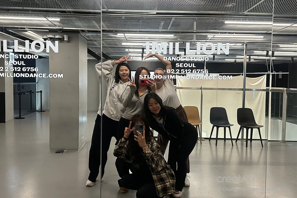 1MILLION Dance Studio Class in session