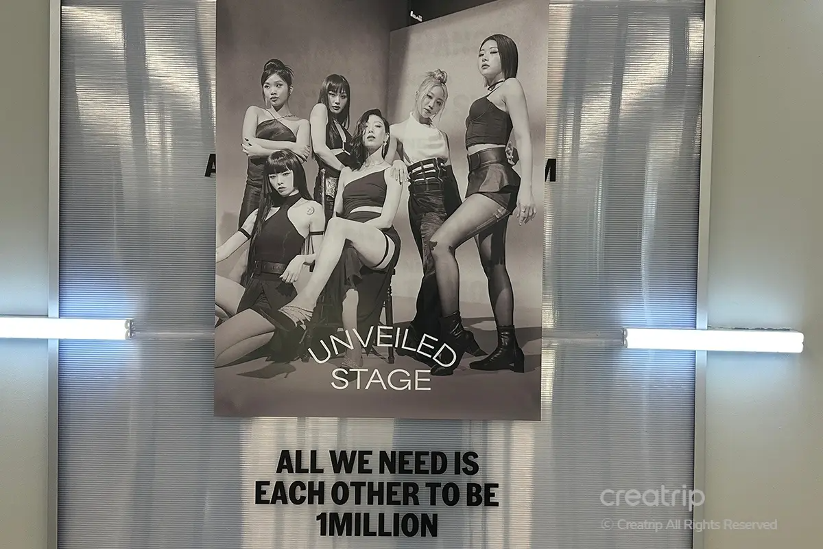 1MILLION舞蹈工作室內部的學習空間，學生們在課堂中做熱身運動。